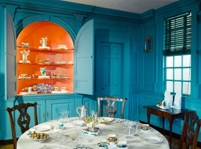 Interno della cucina arancione e blu in stile classico
