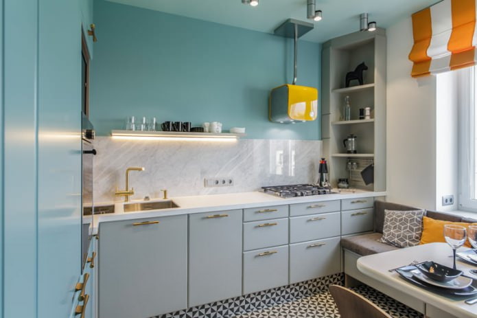 Colore grigio-blu negli interni della cucina