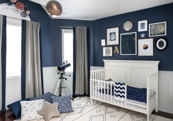 interno blu e bianco di una cameretta per bambini