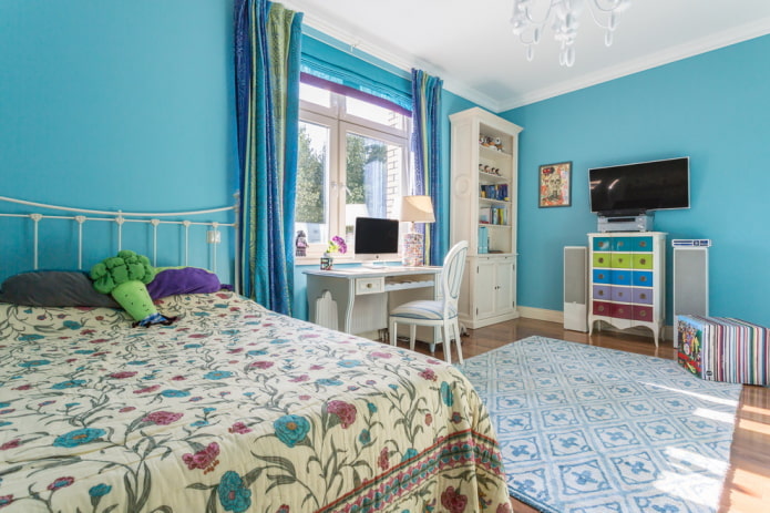 tessuti e decorazioni per l'interno di una cameretta per bambini nei toni del blu