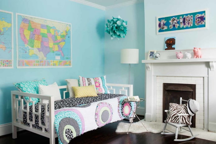 tessuti e decorazioni per l'interno di una cameretta per bambini nei toni del blu