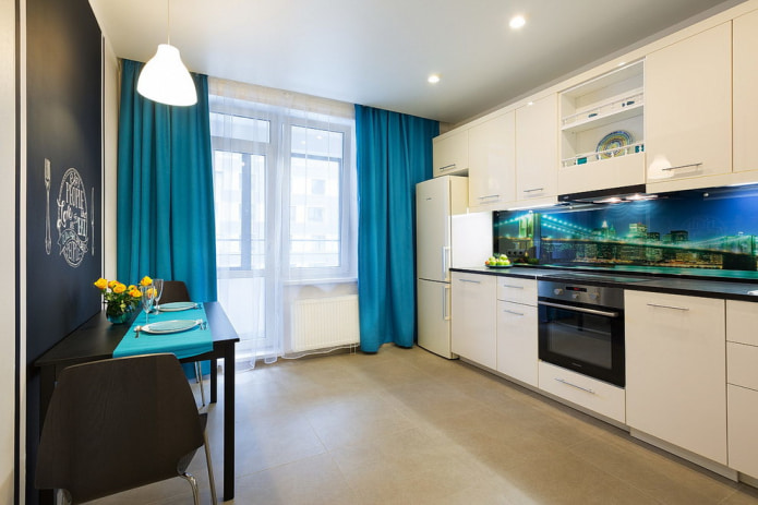 tende blu in cucina