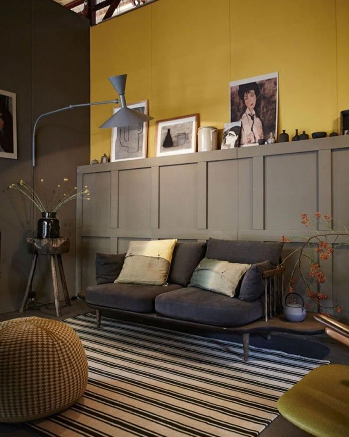 parete color senape all'interno