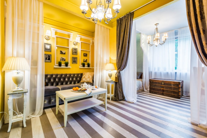 pareti e soffitto color senape