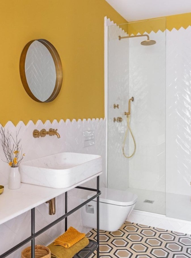 decorazione parziale senape in bagno