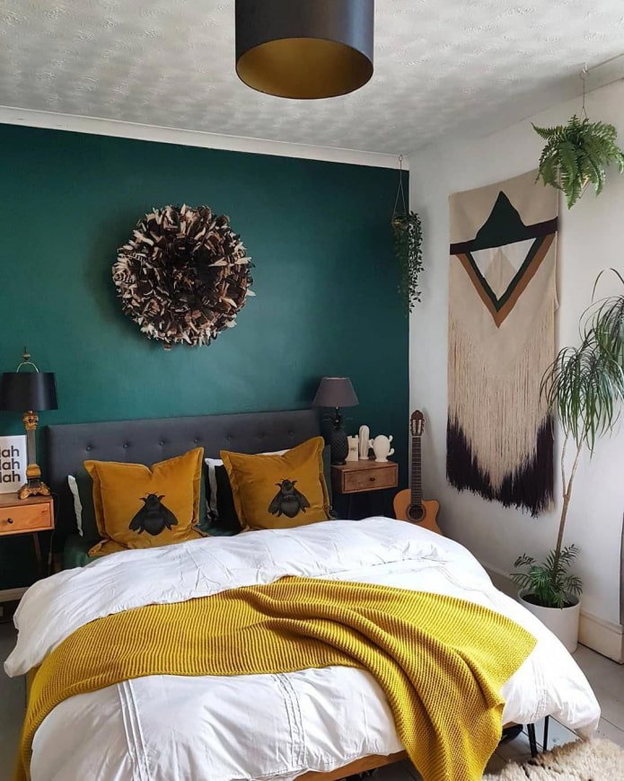 combinazione di senape e verde in camera da letto