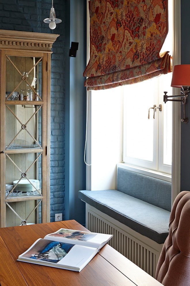 Una chaise longue in un appartamento