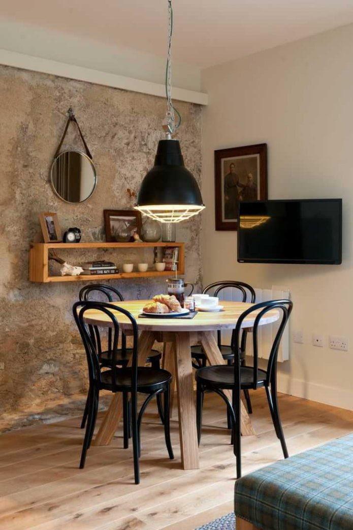 Tavolo con sedie in soggiorno