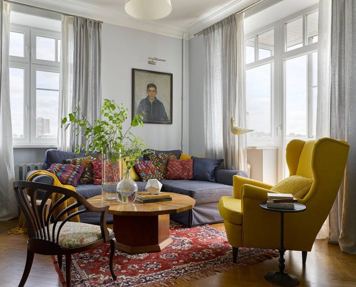 soggiorno con finestra e balcone