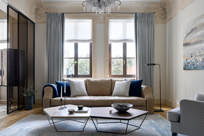 interno del soggiorno nei toni del beige e del blu