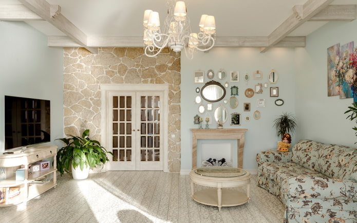 interno del soggiorno nei toni del beige e del blu