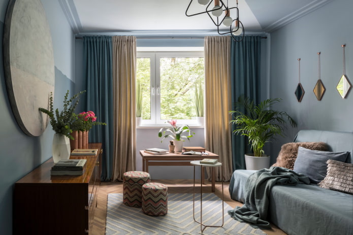 decorazioni e tessuti all'interno di un soggiorno blu