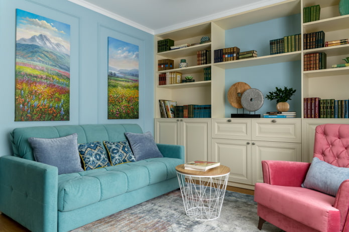 decorazioni e tessuti all'interno di un soggiorno blu