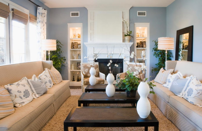 interno di un soggiorno beige e blu