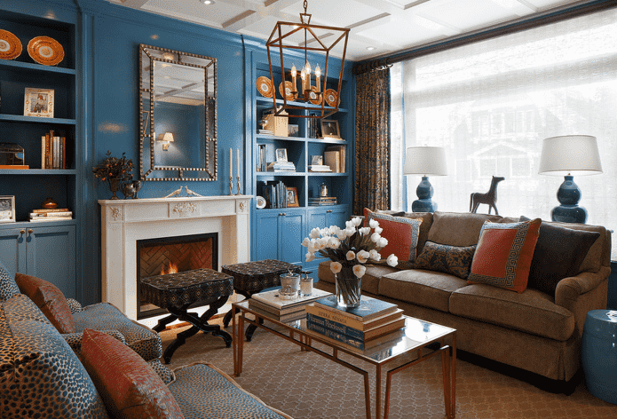 interno di un soggiorno marrone e blu