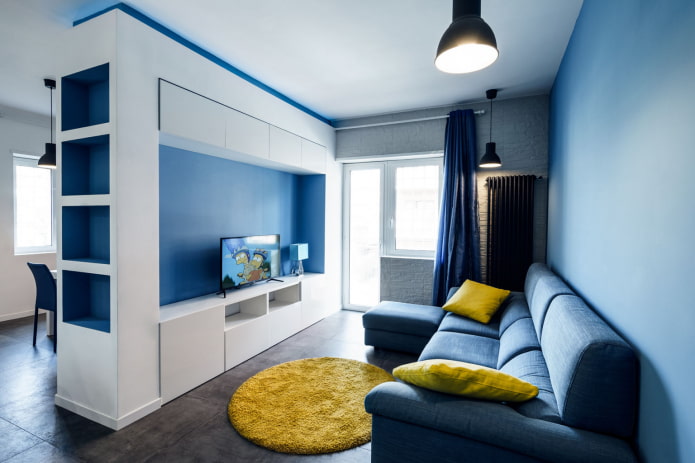 soggiorno blu con accenti luminosi