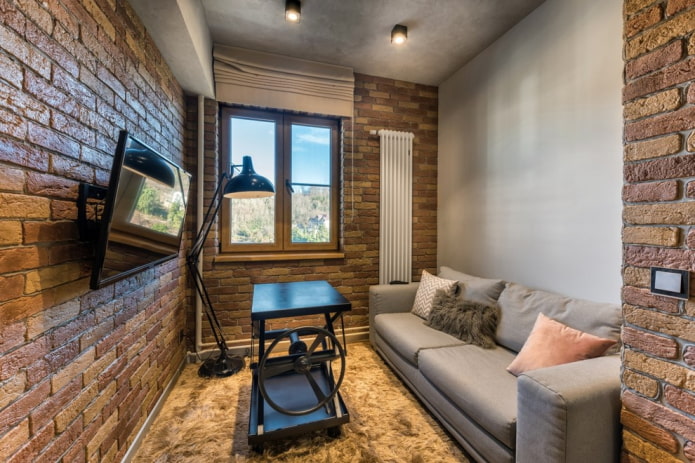interno della sala di una Krusciovka in stile loft