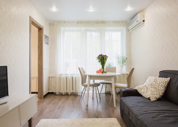 soggiorno beige all'interno di un appartamento di Krusciov