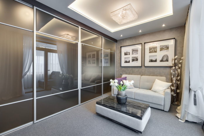 illuminazione e decorazioni all'interno di un soggiorno grigio