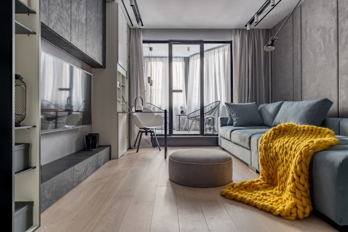 interno del soggiorno grigio con una coperta luminosa