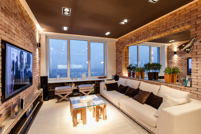 Pareti in mattoni, soffitto scuro e specchio