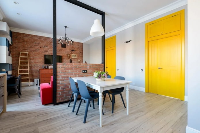 Porte a contrasto in un soggiorno in stile loft