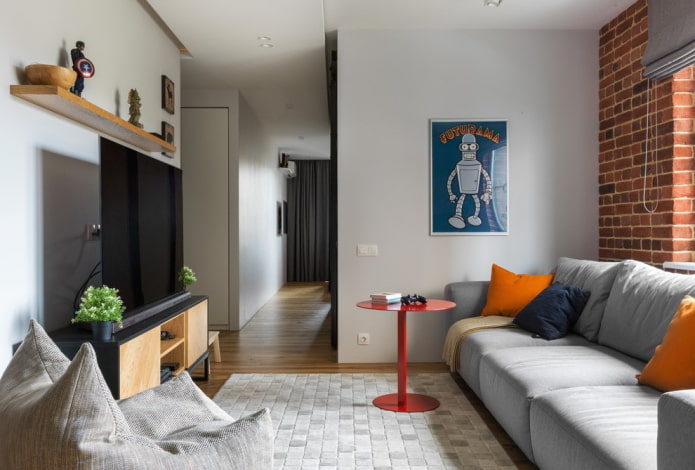 interno grigio con cuscini in terracotta