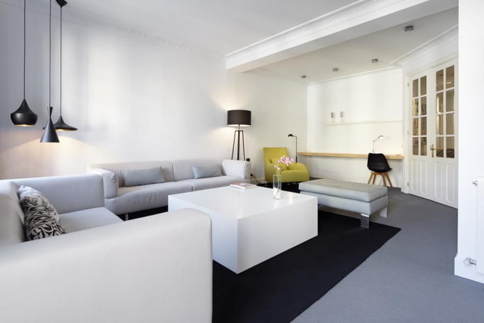 arredamento e illuminazione nel soggiorno in stile minimalista