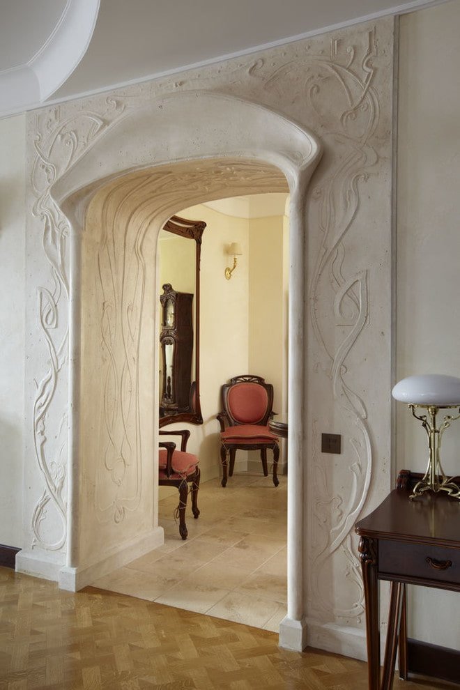 Un'apertura decorata con stucco