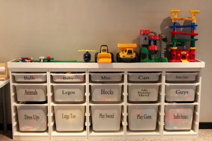 organizzatori per riporre i giocattoli nella cameretta dei bambini