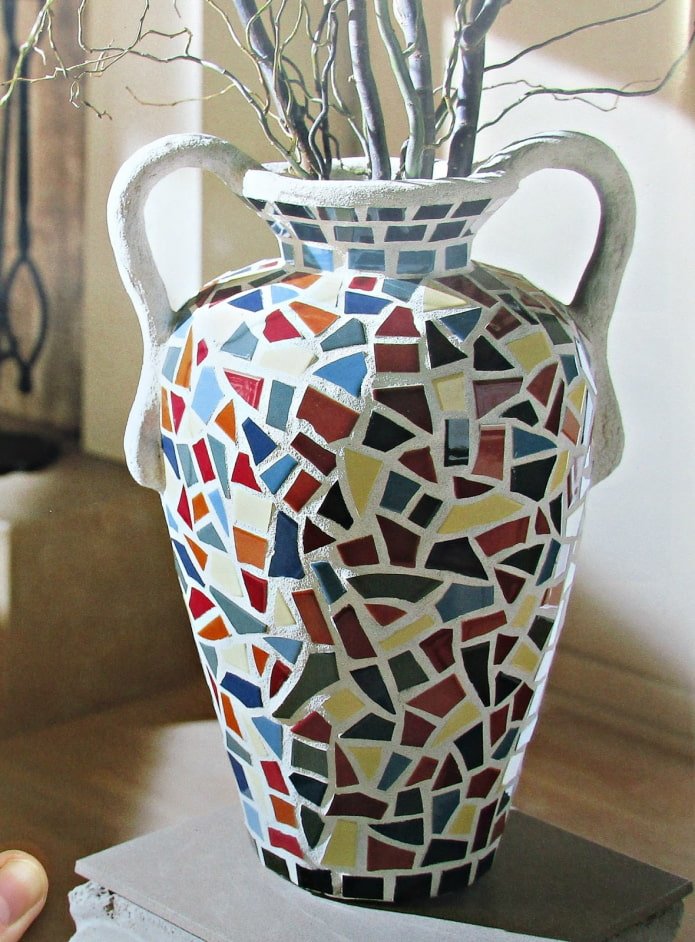 decorare un vaso con un mosaico di vetro rotto