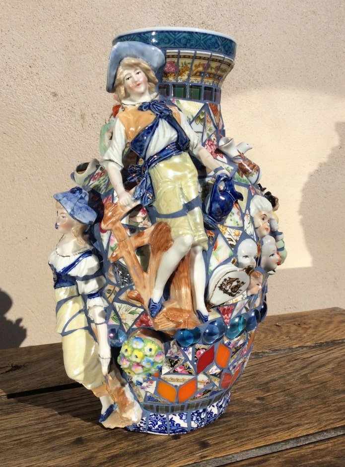decorare un vaso con frammenti di statuette