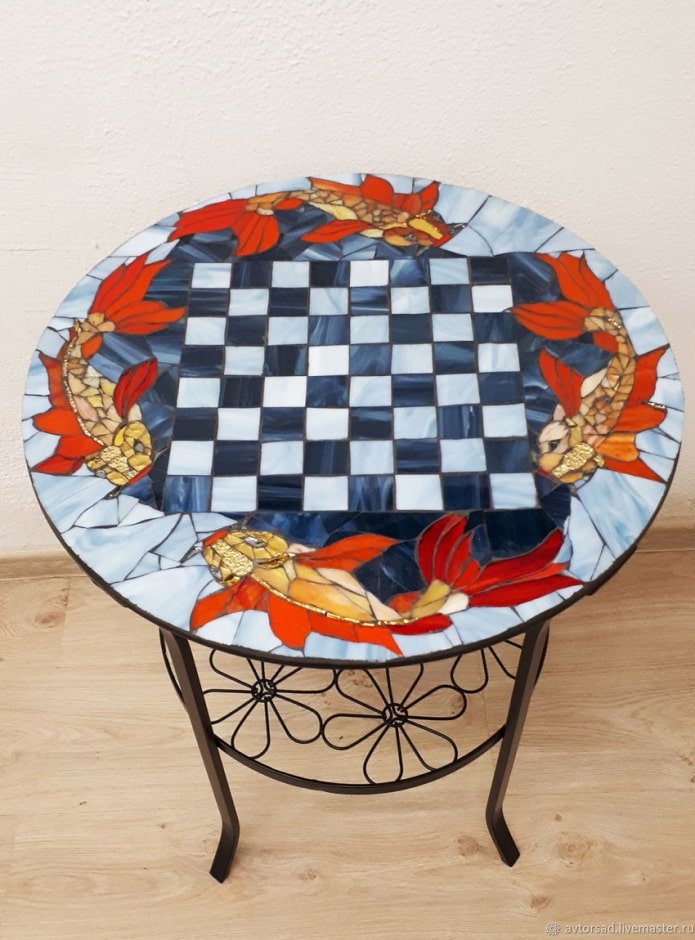 scacchiera su un piano di lavoro a mosaico