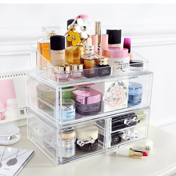 organizzatore con cosmetici