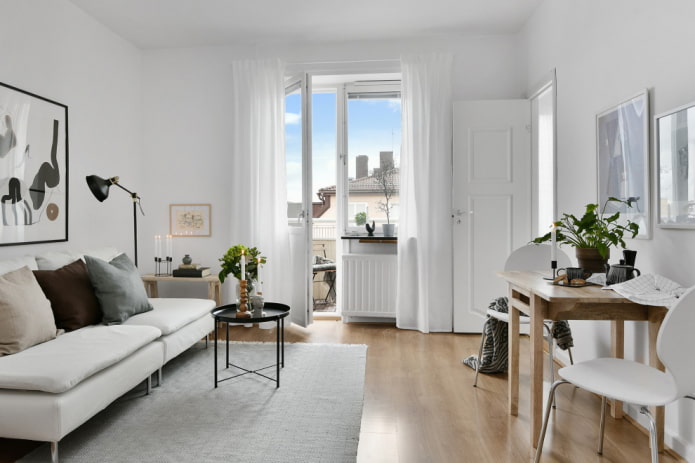 Portafinestra in un soggiorno scandinavo
