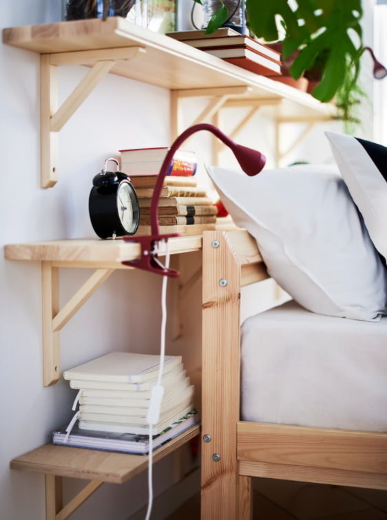 Mensola SANDSHULT dietro il letto 
