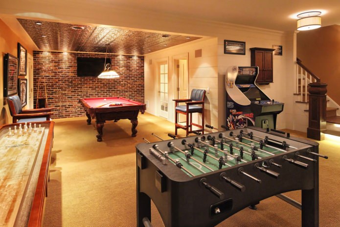 Interno di una sala da biliardo in una casa
