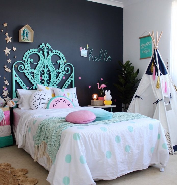 parete decorativa con un'elegante testiera nella cameretta dei bambini