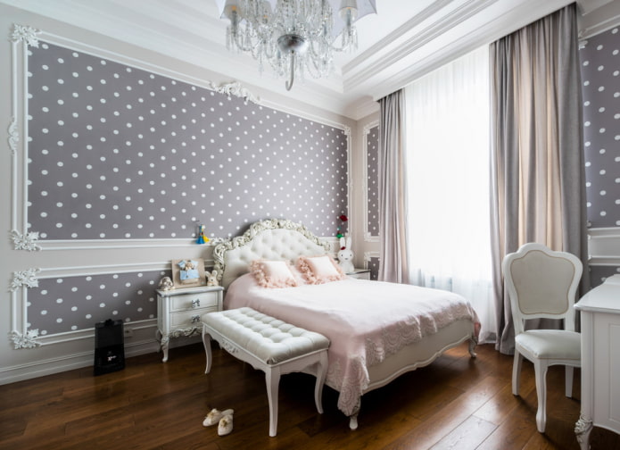 mobili e decorazioni all'interno di una cameretta grigia