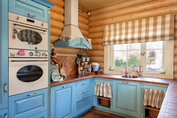progettazione della cucina all'interno di una casa in tronchi