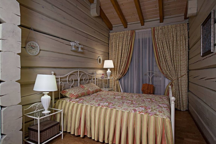 interno di una casa in tronchi in stile provenzale