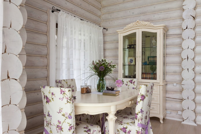 interno di una casa in tronchi in stile provenzale