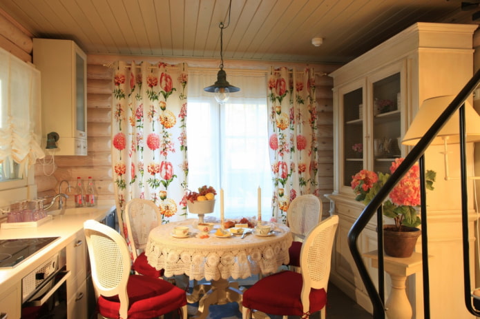 interno di una casa di tronchi in stile provenzale
