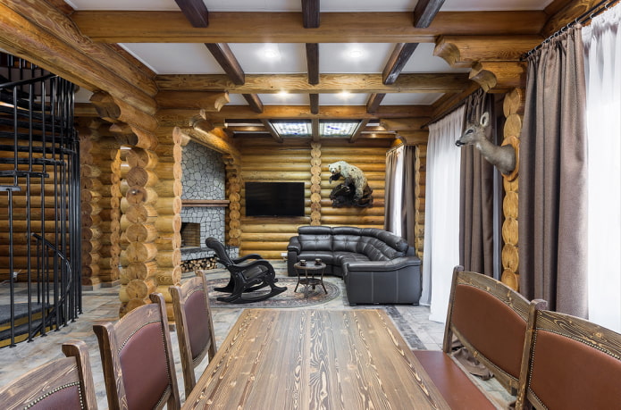 mobili e decorazioni all'interno di una casa in tronchi