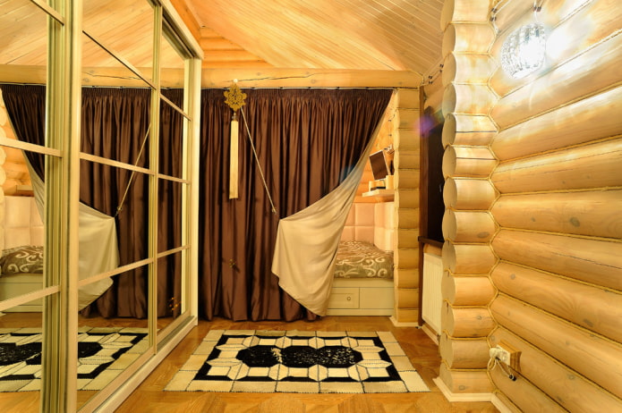 tessuti all'interno di una casa di tronchi