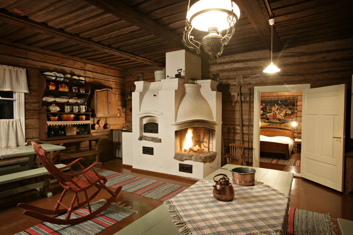 interno di una casa di tronchi in stile russo