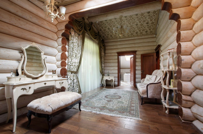 mobili e decorazioni all'interno di una casa in tronchi