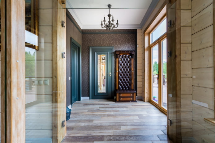 design del corridoio all'interno di una casa in tronchi