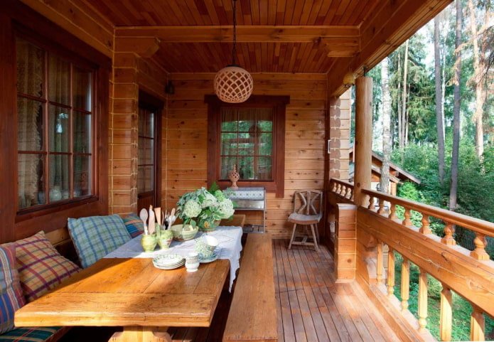 design del balcone all'interno di una casa in tronchi