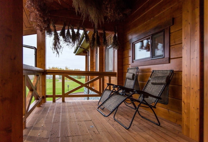 design del balcone all'interno di una casa in tronchi